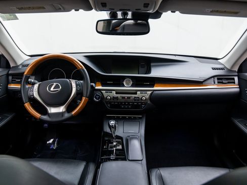 Used 2015 Lexus ES 300h image 9