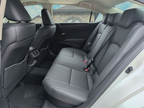 Used 2025 Lexus ES 300h w/ Premium Package image 9