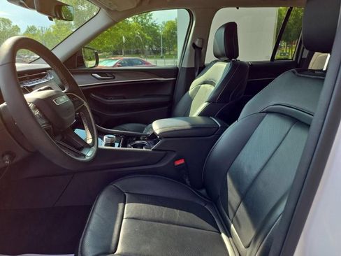 Used 2023 Jeep Grand Cherokee Limited RWD image 3