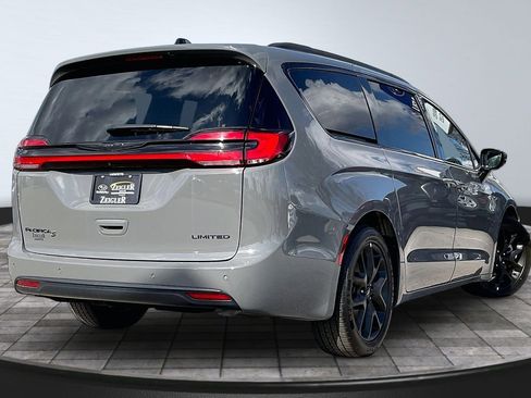 Used 2025 Chrysler Pacifica Limited image 2
