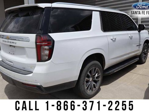 Used 2021 Chevrolet Suburban LT RWD image 3