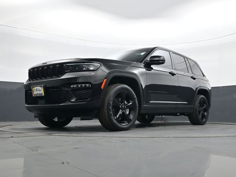 Used 2024 Jeep Grand Cherokee Limited w/ Black Appearance Package image 21