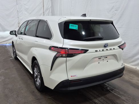 Used 2021 Toyota Sienna XLE image 6