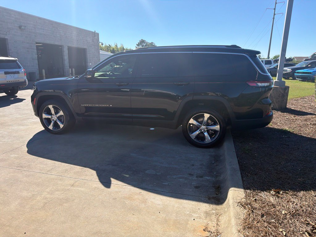 Used 2021 Jeep Grand Cherokee L Limited RWD image 12
