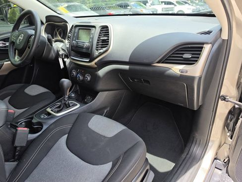 Certified 2018 Jeep Cherokee Latitude AWD/4WD image 12