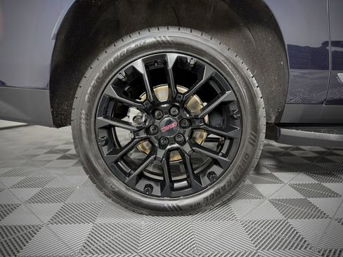 Used 2023 GMC Yukon XL SLT w/ SLT Premium Package image 17