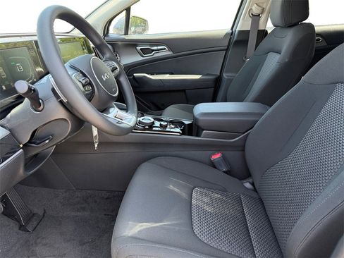 New 2025 Kia Sportage LX image 9