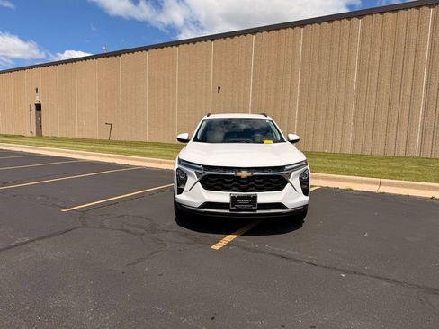 Used 2024 Chevrolet Trax LT w/ Driver Confidence Package FWD image 3
