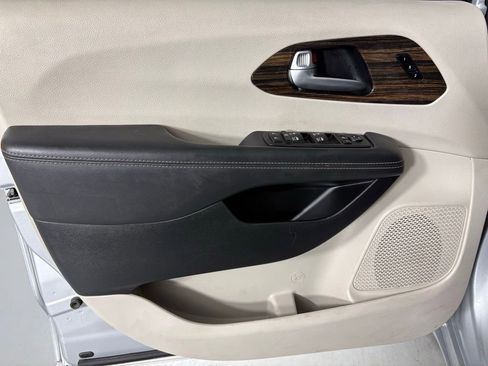 Used 2024 Chrysler Pacifica Limited image 13