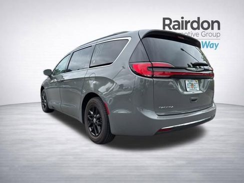 Used 2022 Chrysler Pacifica Touring-L FWD image 5