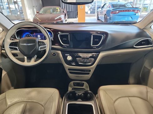 Used 2020 Chrysler Pacifica Limited FWD image 29