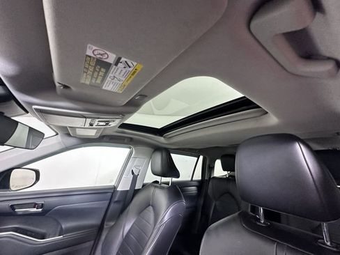 Used 2021 Toyota Highlander XLE AWD/4WD image 25