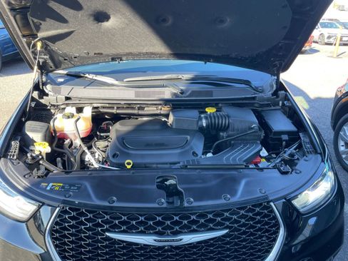 Used 2025 Chrysler Pacifica Select image 33