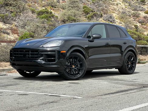 Certified 2025 Porsche Cayenne E-Hybrid image 1