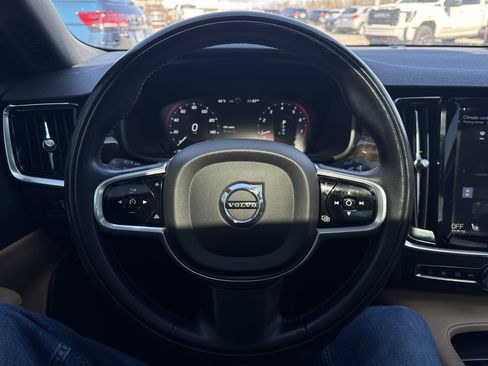 Used 2017 Volvo S90 T6 Momentum w/ Vision Package image 18