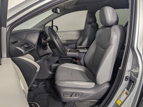 Used 2021 Toyota Sienna XLE FWD image 14
