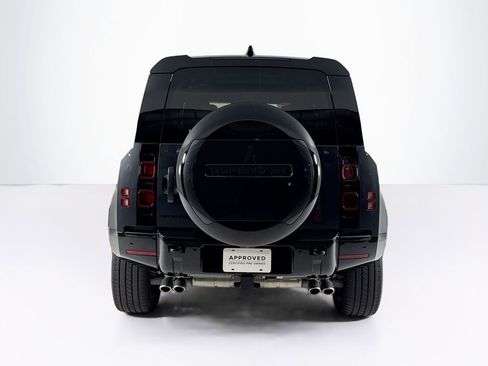 Used 2025 Land Rover Defender 110 X-Dynamic SE image 4