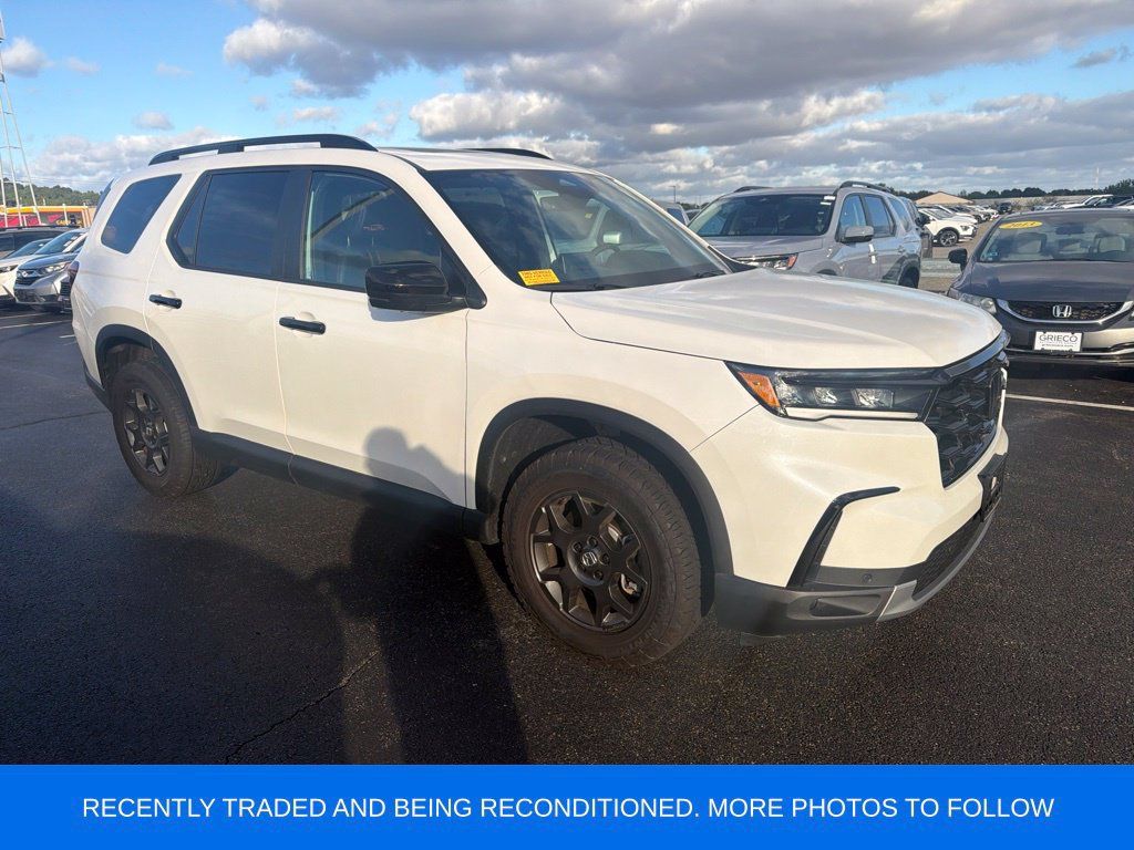 Used 2025 Honda Pilot TrailSport image 1