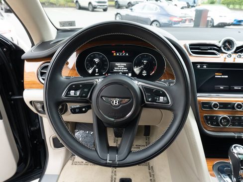 Used 2022 Bentley Bentayga AWD/4WD image 26