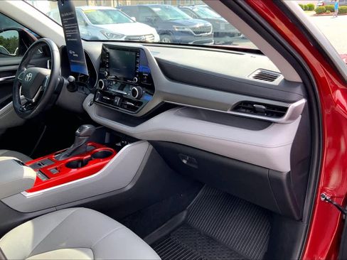 Used 2021 Toyota Highlander XLE FWD image 19
