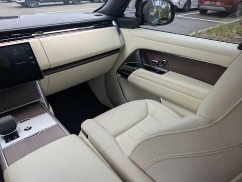 Used 2025 Land Rover Range Rover SE AWD/4WD image 17