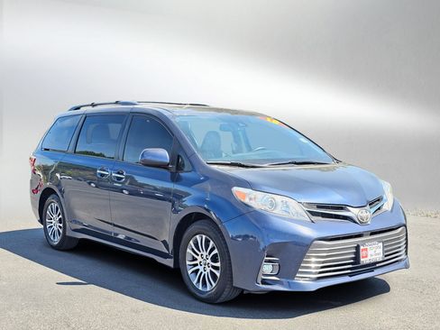Used 2018 Toyota Sienna XLE w/ XLE Navigation Package FWD image 7