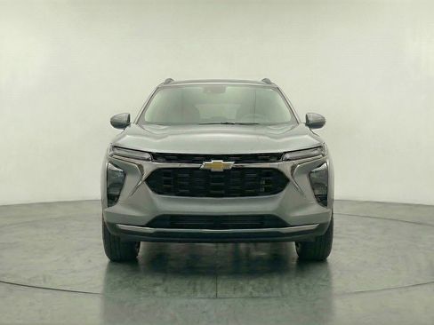 Used 2025 Chevrolet Trax LT image 2