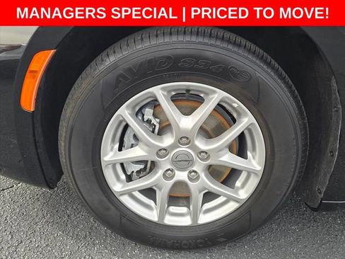 Used 2023 Chrysler Pacifica Touring-L image 18