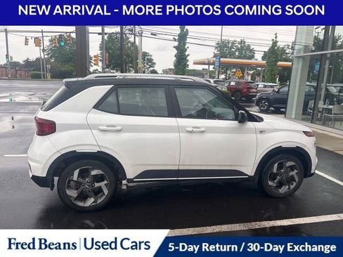 Used 2023 Hyundai Venue Limited FWD image 4