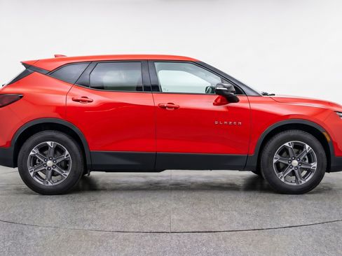 Used 2025 Chevrolet Blazer LT FWD image 11
