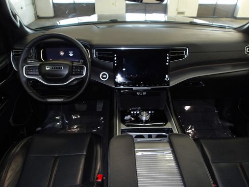Used 2025 Jeep Wagoneer 4WD image 11