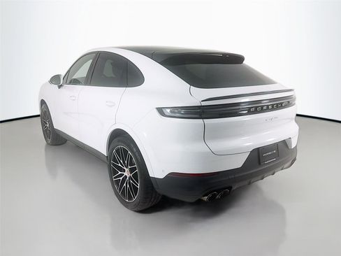 Certified 2025 Porsche Cayenne image 3