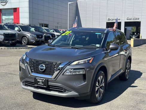 Used 2021 Nissan Rogue SV w/ Premium Package image 2