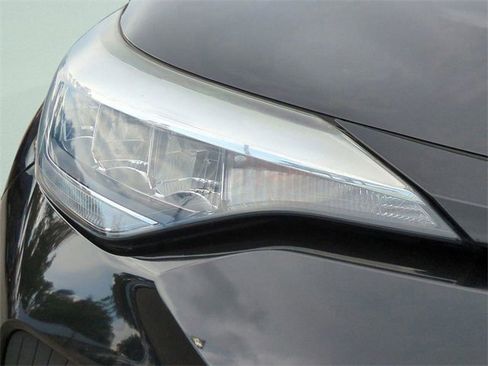 Used 2021 Toyota C-HR LE image 10