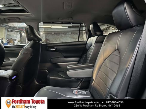 Used 2022 Toyota Highlander XLE AWD/4WD image 15