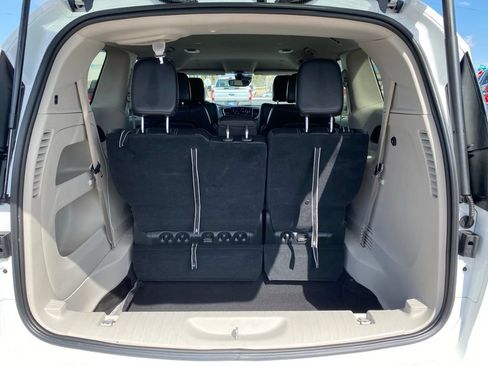 Used 2023 Chrysler Pacifica Touring-L FWD image 23