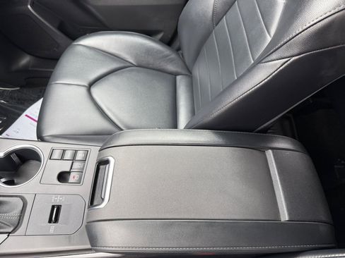Used 2023 Toyota Highlander L image 14