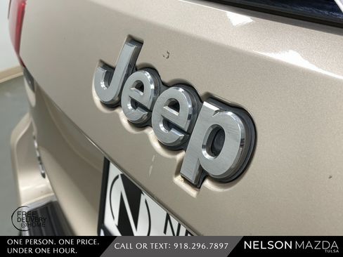 Used 2014 Jeep Grand Cherokee Limited w/ Luxury Group II image 16