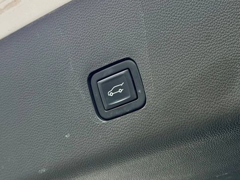 Used 2022 Chevrolet Traverse LT FWD image 27
