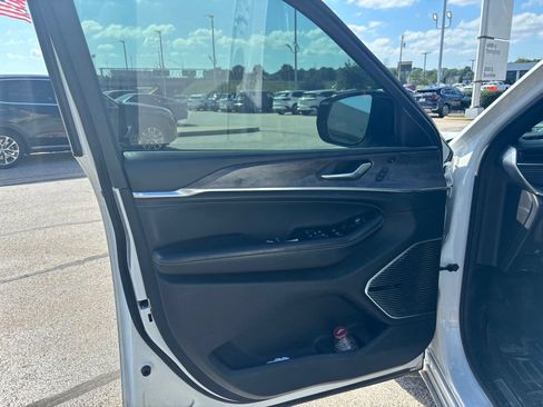 Used 2022 Jeep Grand Cherokee L Overland w/ Advanced Protech Group III AWD/4WD image 11