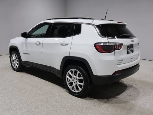 Used 2023 Jeep Compass Latitude AWD/4WD image 4