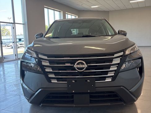 Used 2024 Nissan Rogue SV image 2