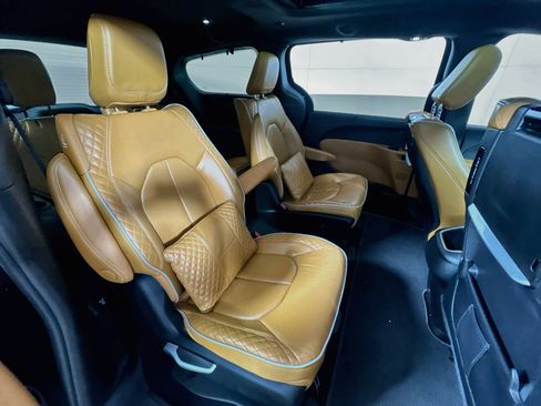 Used 2023 Chrysler Pacifica Pinnacle FWD image 31