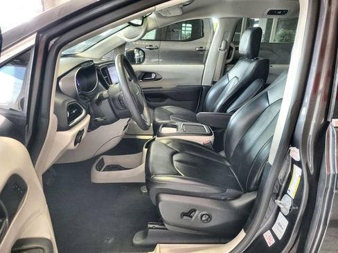 Used 2023 Chrysler Pacifica Touring-L FWD image 12