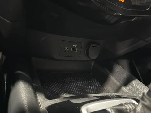 Used 2019 Nissan Rogue SV image 19