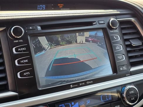 Used 2018 Toyota Highlander SE FWD image 43