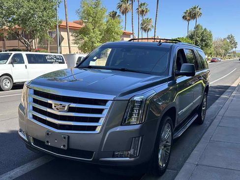 Used 2019 Cadillac Escalade ESV Luxury AWD/4WD image 4