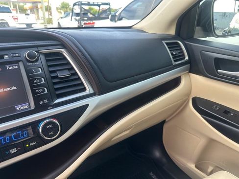 Used 2017 Toyota Highlander XLE FWD image 23