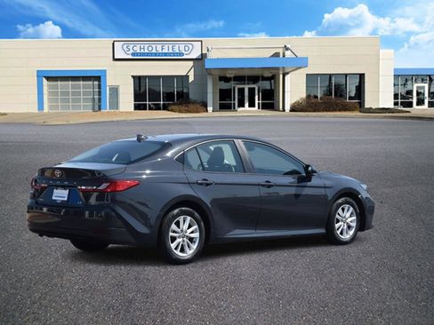 Used 2025 Toyota Camry LE image 3