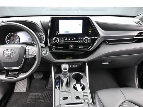 Certified 2024 Toyota Highlander XSE FWD image 12